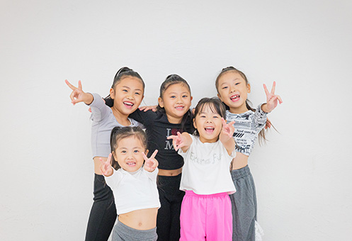 笑顔でポーズをとるリディアの子どもたち