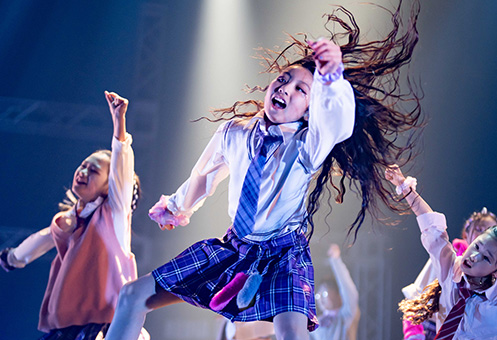 リディアの発表会で、全身を使って踊る子どもたち