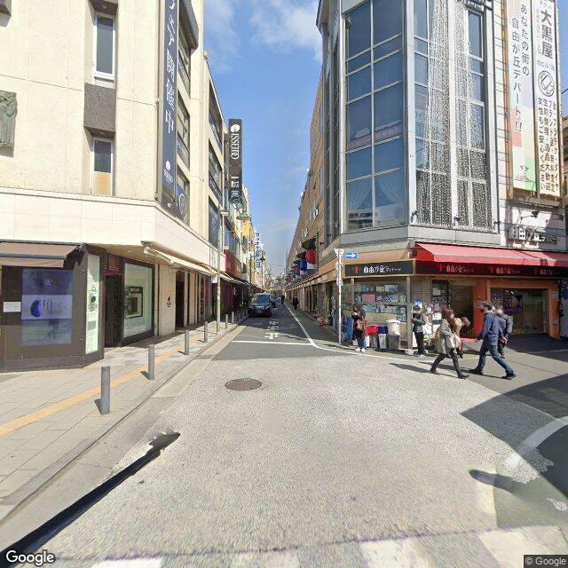 目印2：右折 して 女神通り に入る HERBE自由が丘店を通過する（140m 先、左手）