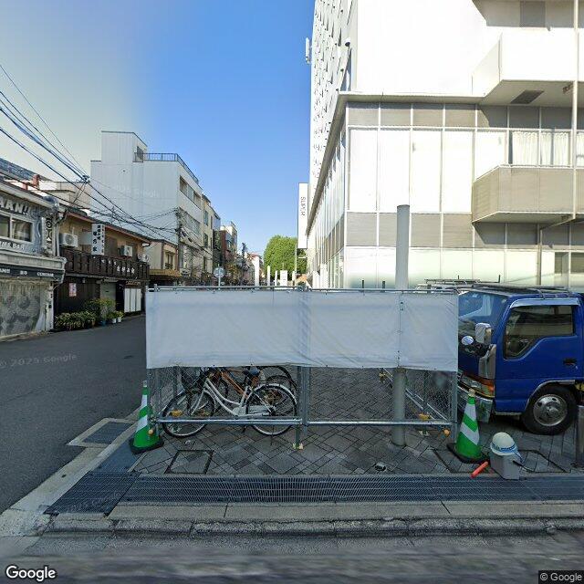 目印2：左折 する 目的地は前方右側です