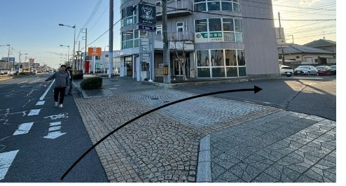 スタジオ横の道へ入っていく