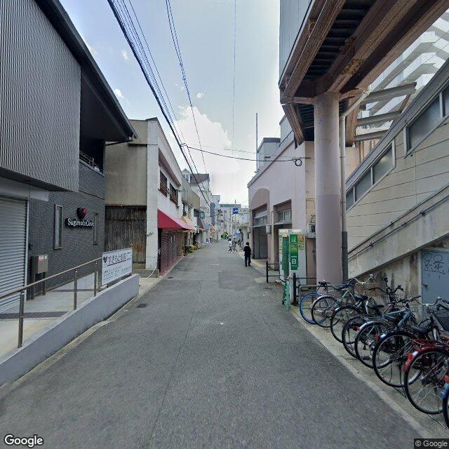 目印2：道なりにまっすぐ進みます