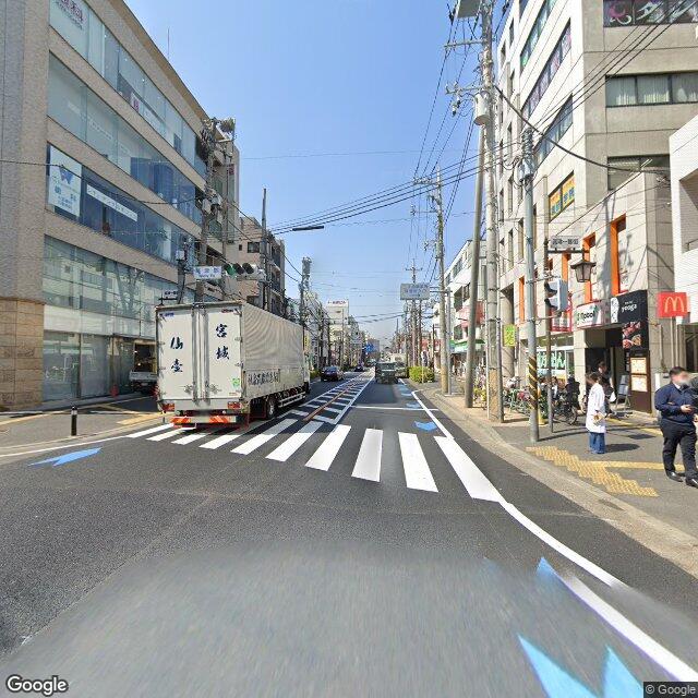 目印2：斜め 右 方向に曲がり 府中街道 / 国道409号 / 県道9号 に入る マクドナルド 高津駅前店（右側）を通過する