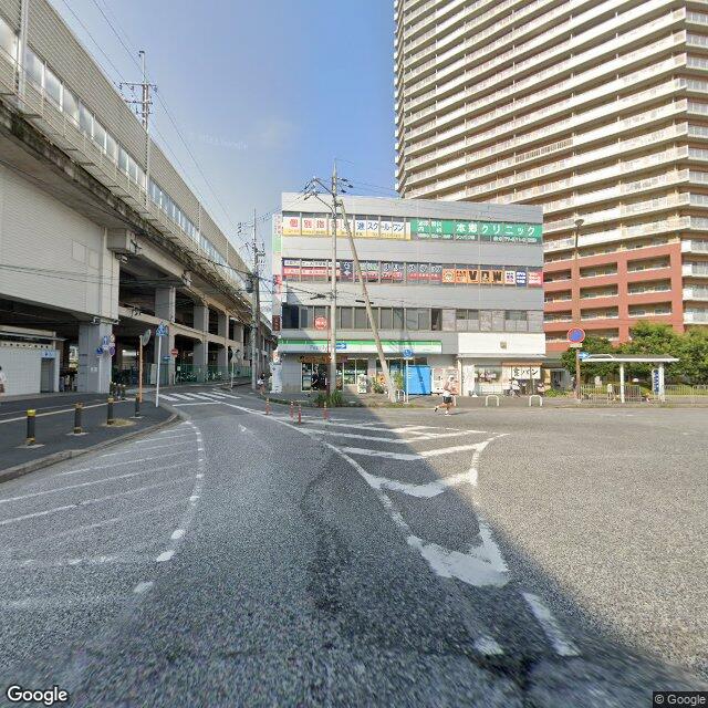 目印1：北東 に進む ファミリーマート 大津京駅前店を通過する（37m 先、右手）