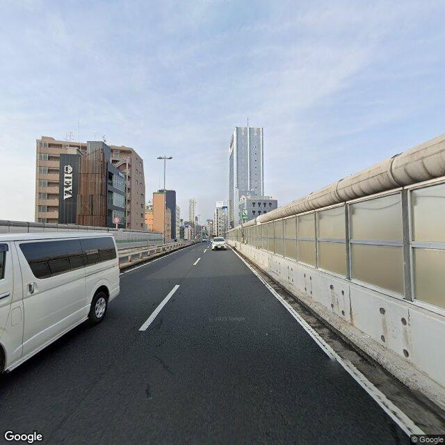 目印7：横断歩道を渡る 築地銀だこ 三軒茶屋店を通過する（25m 先、左手） 目的地は前方左側です