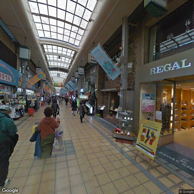 目印4：目的地に到着。REGAL SHOES（靴店）横の階段を3階まで上がると高槻駅前校です