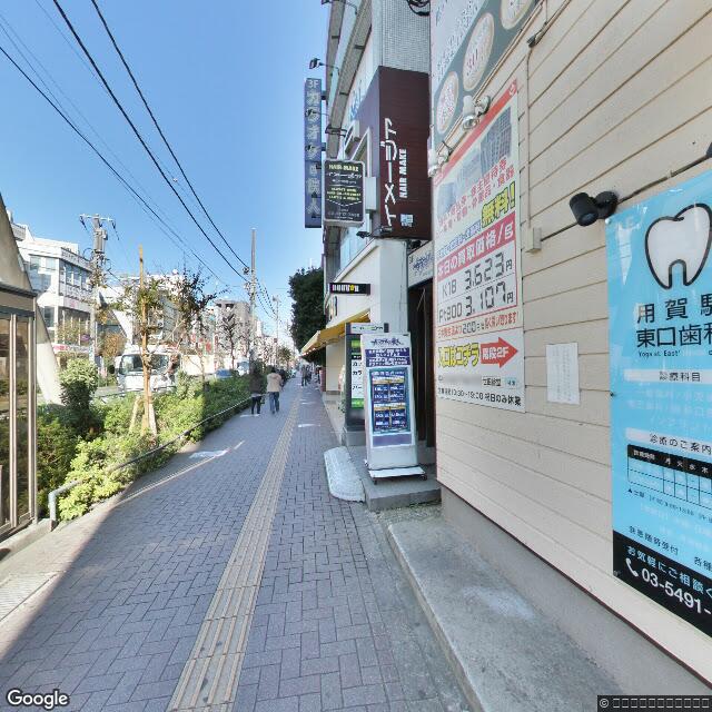 目印2：右折 して 都道427号 に入る ファミリーマート 用賀駅前店（右側）を通過する 目的地は前方右側です
