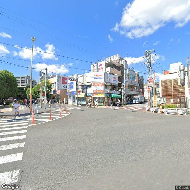 目印2：右折 して 都道427号 に入る ファミリーマート 用賀駅前店（右側）を通過する 目的地は前方左側です