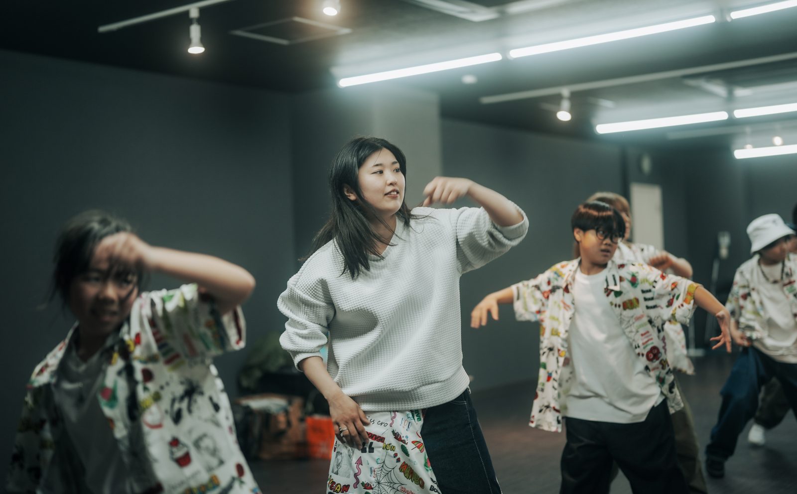 講師と子どもたちが一緒に踊るレッスンの様子