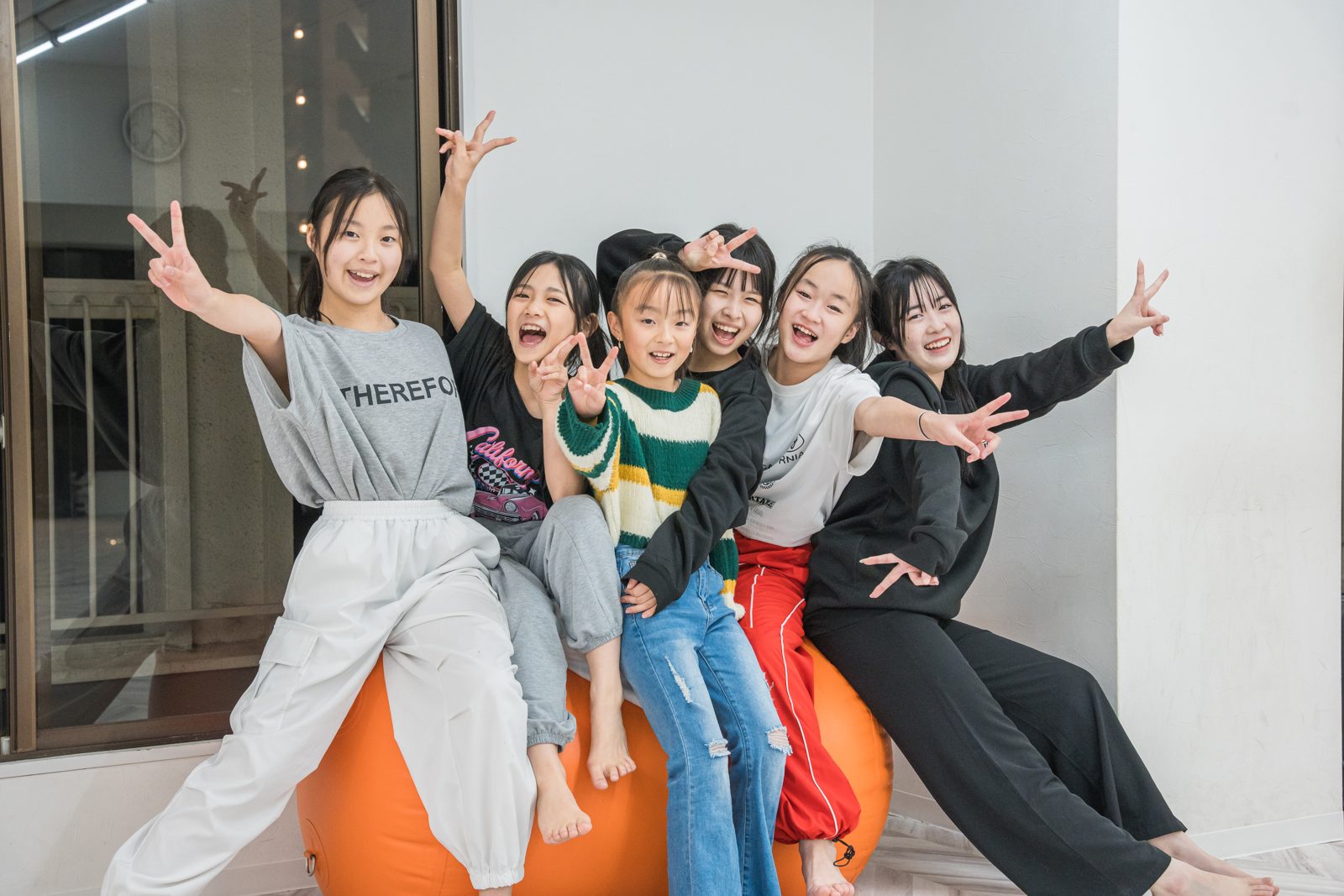 講師と子どもたちの集合写真