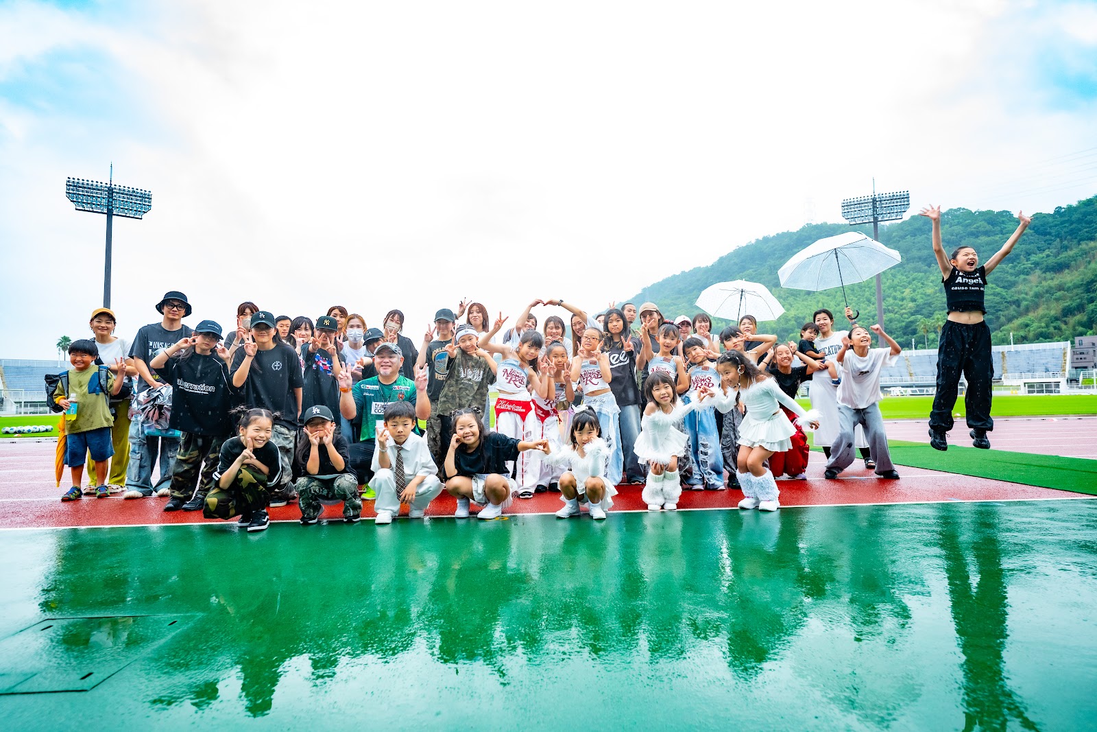 アルテリーヴォ和歌山の試合会場で集合写真を撮るリディアダンスアカデミー和歌山校の子どもたち