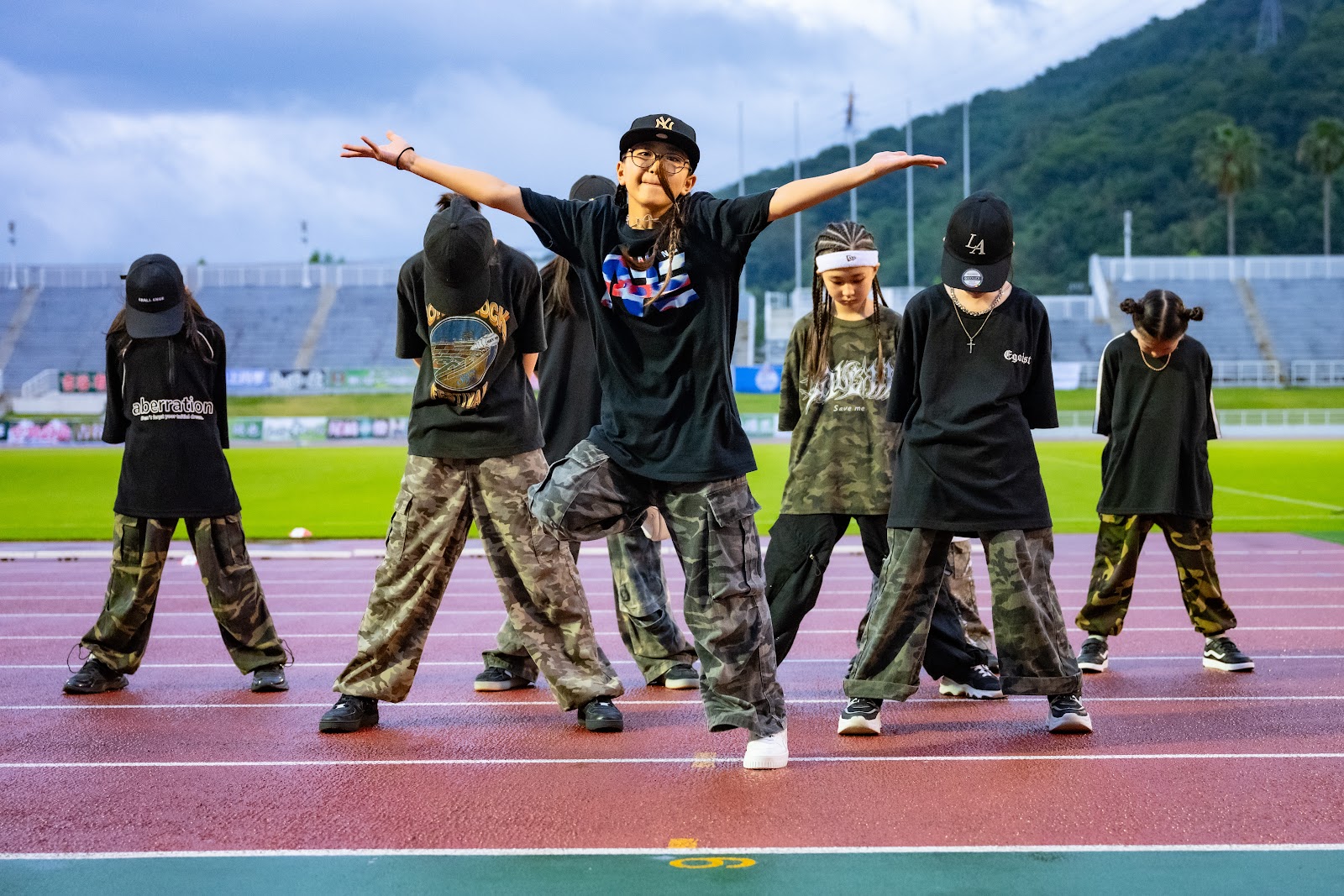 スタジアムでパフォーマンスする和歌山校のキッズダンサーたち