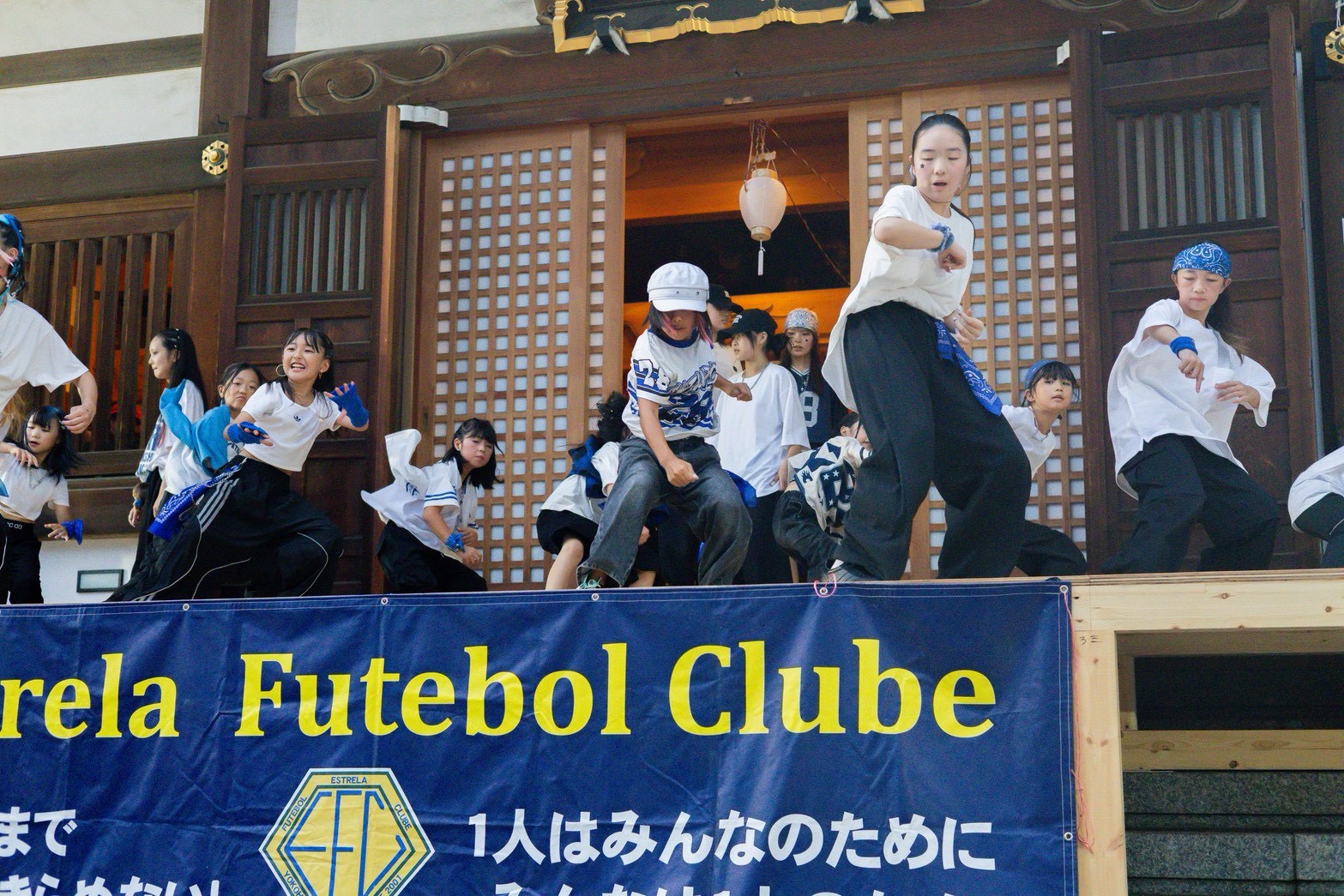 クラス全員でステージに並んで踊る子どもたち
