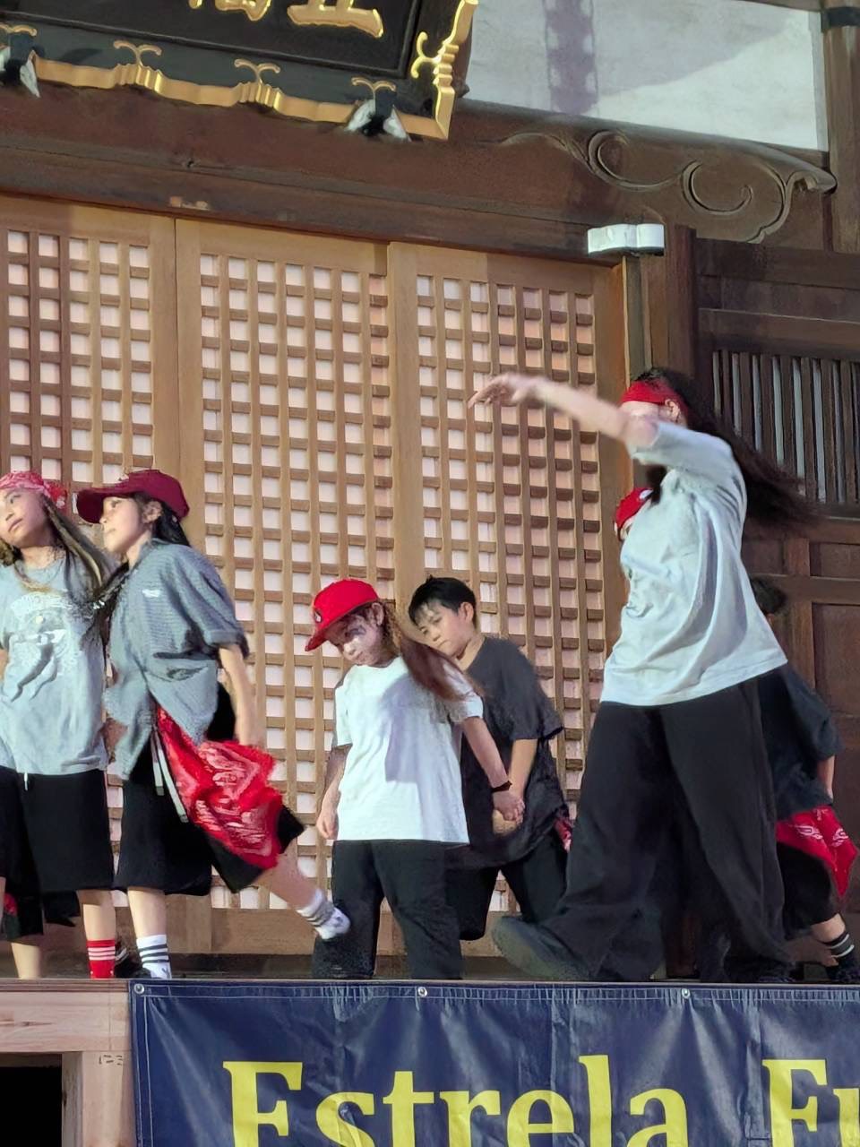 ステージで振り付けを合わせる子どもたち