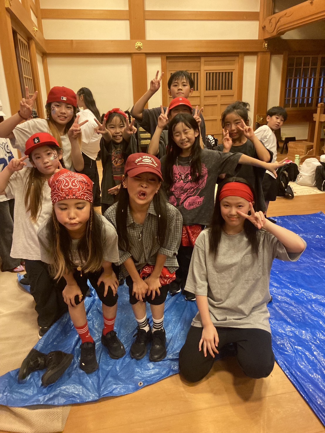 出番を待つ間に写真におさまる子どもたち