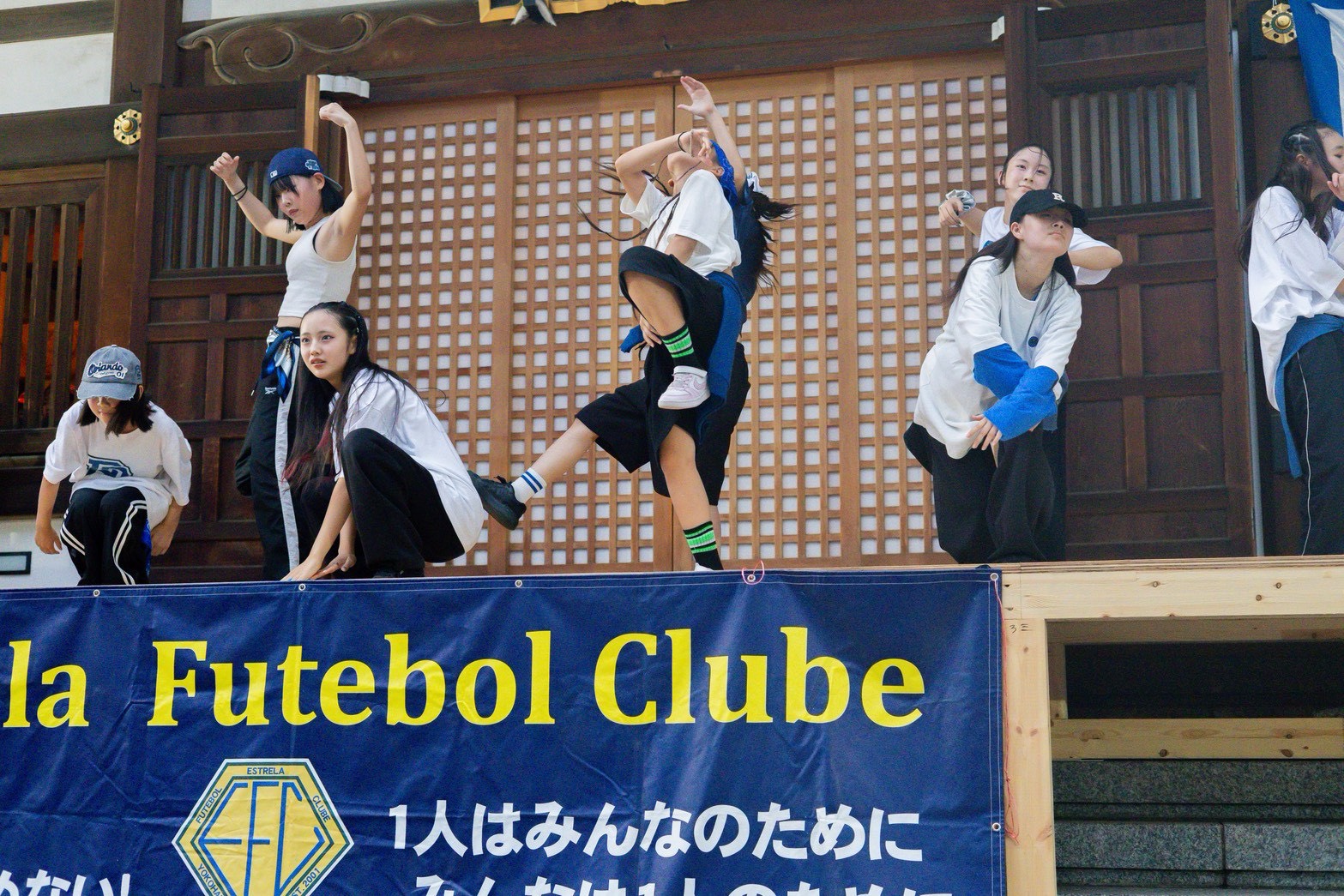 エストレーラ夏祭りのステージで踊る海老名校の生徒