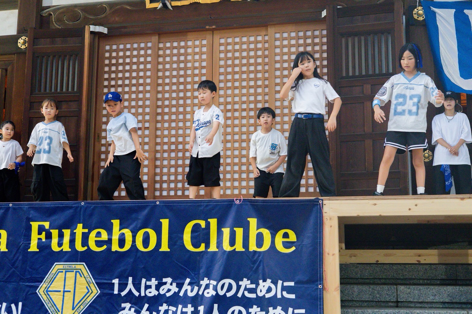 ステージで元気に踊る低学年の子どもたち
