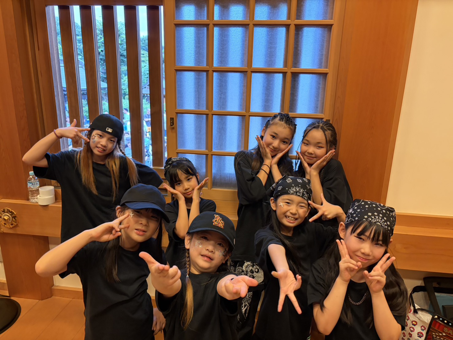 控え室でポーズをとる子どもたち