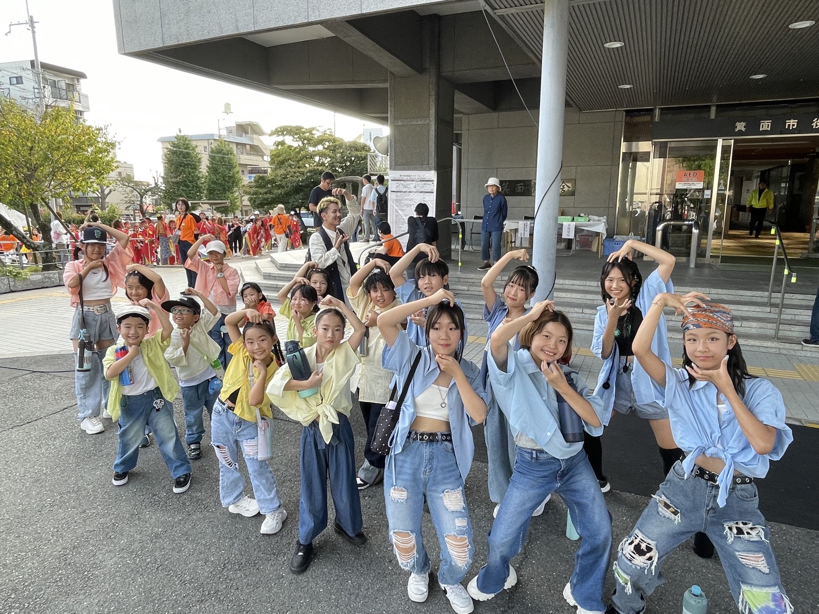 箕面まつりのパレードで踊るリディアダンスアカデミーの子どもたち