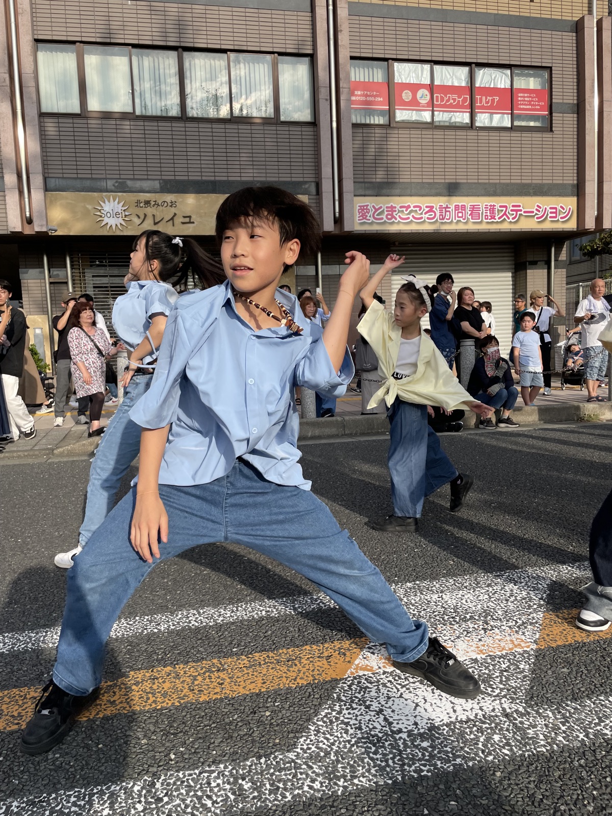 箕面まつりのパレードで踊るリディアダンスアカデミーの子どもたち