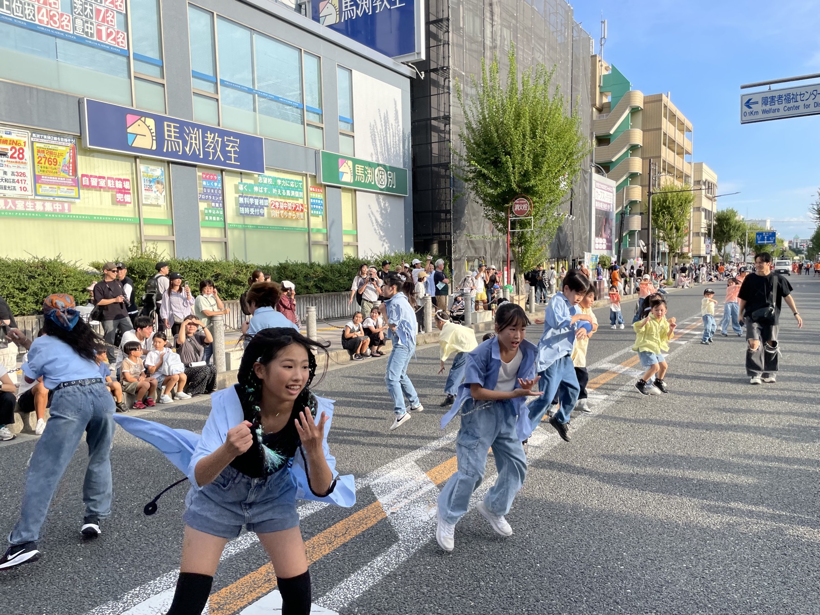 箕面まつりのパレードで踊るリディアダンスアカデミーの子どもたち
