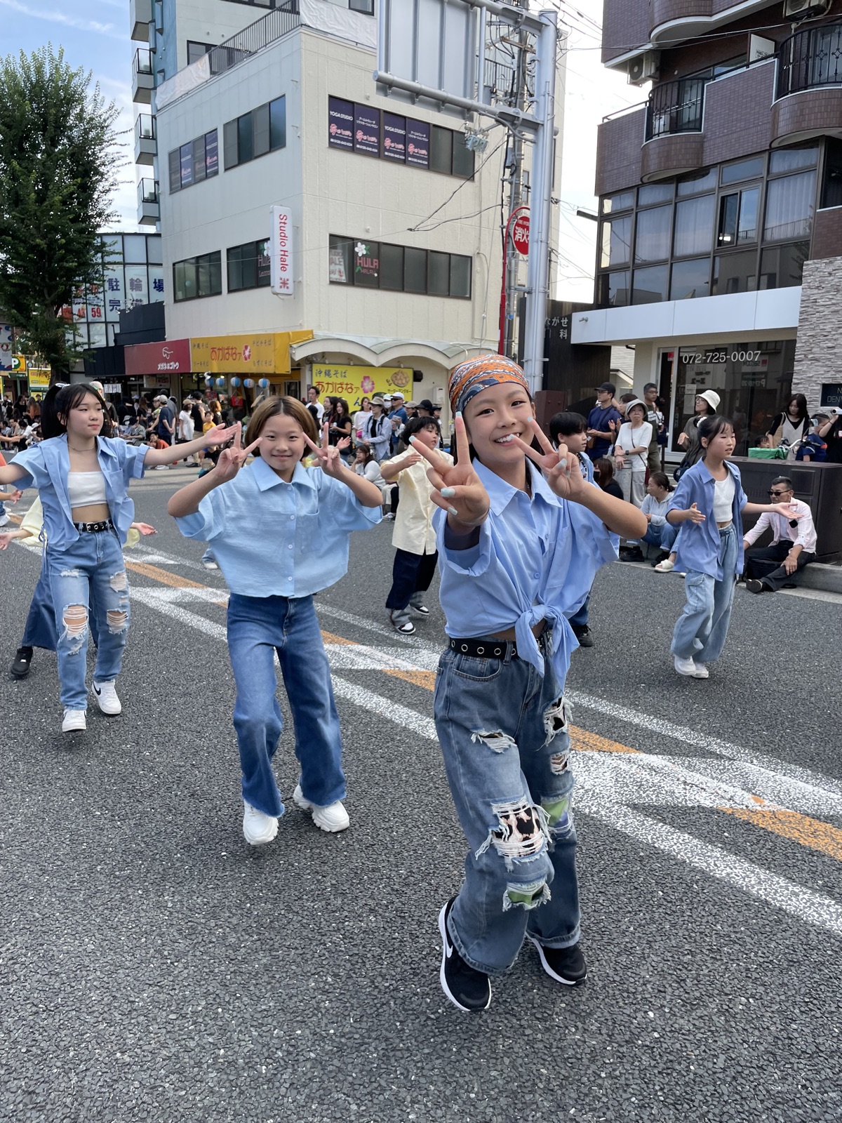 箕面まつりのパレードで踊るリディアダンスアカデミーの子どもたち