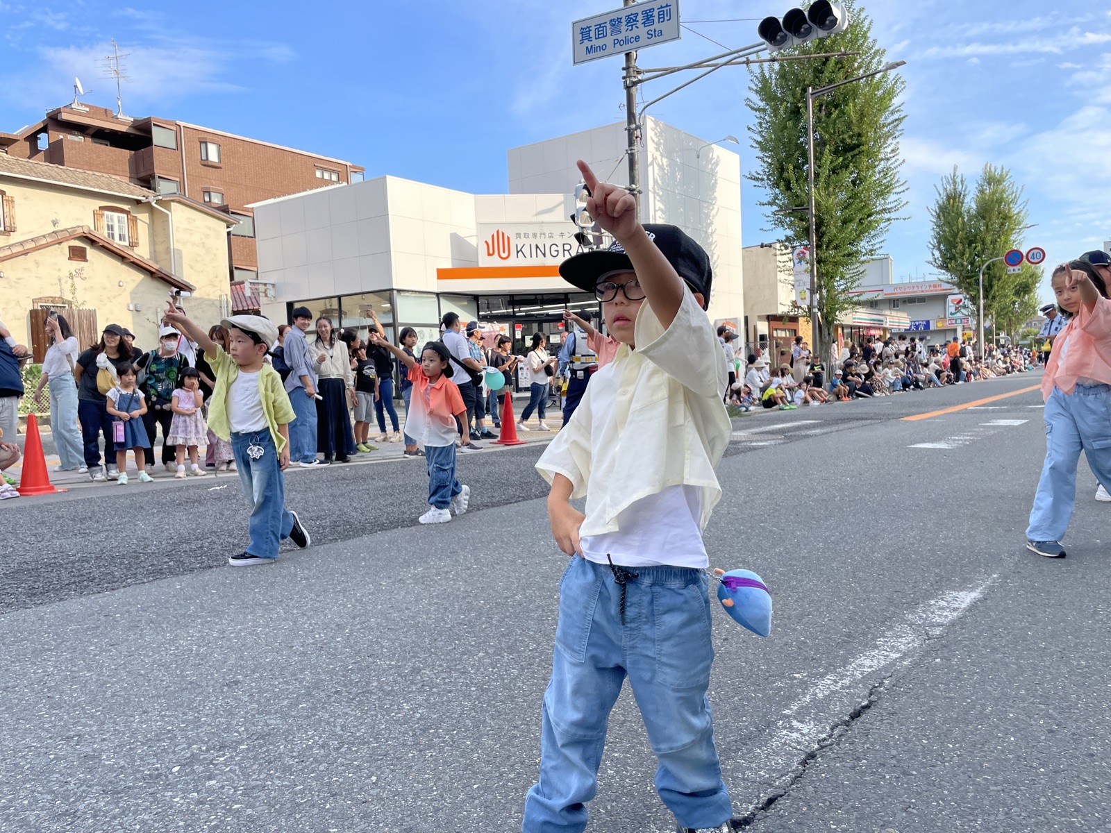 箕面まつりのパレードで踊るリディアダンスアカデミーの子どもたち