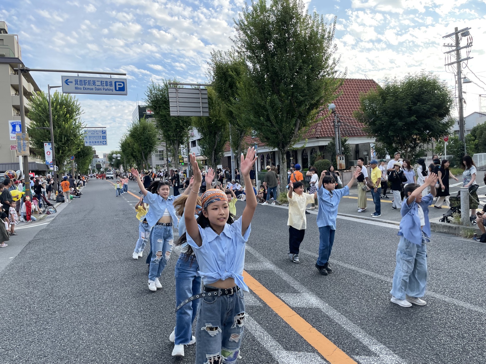 箕面まつりのパレードで踊るリディアダンスアカデミーの子どもたち