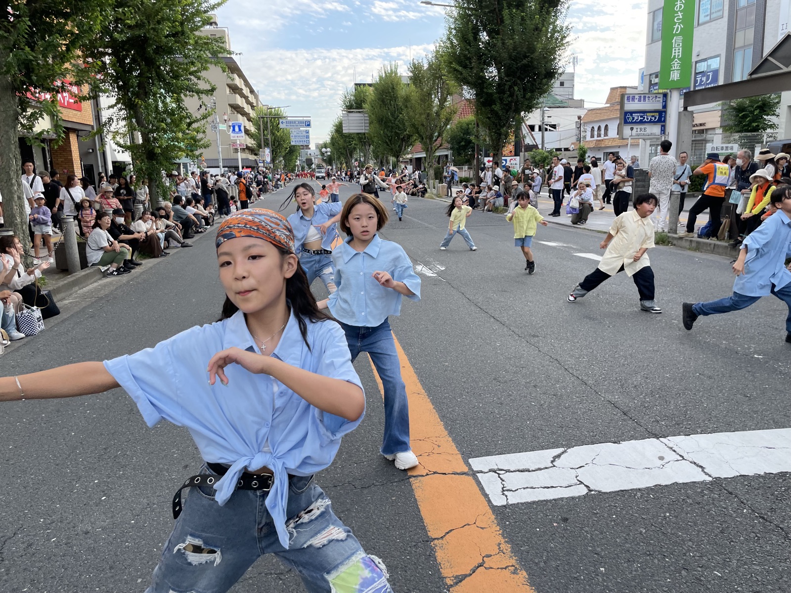 箕面まつりのパレードで踊るリディアダンスアカデミーの子どもたち