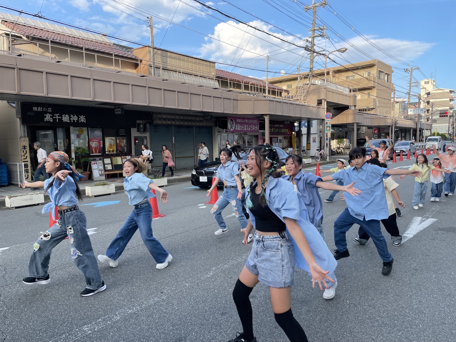 箕面まつりのパレードで踊るリディアダンスアカデミーの子どもたち