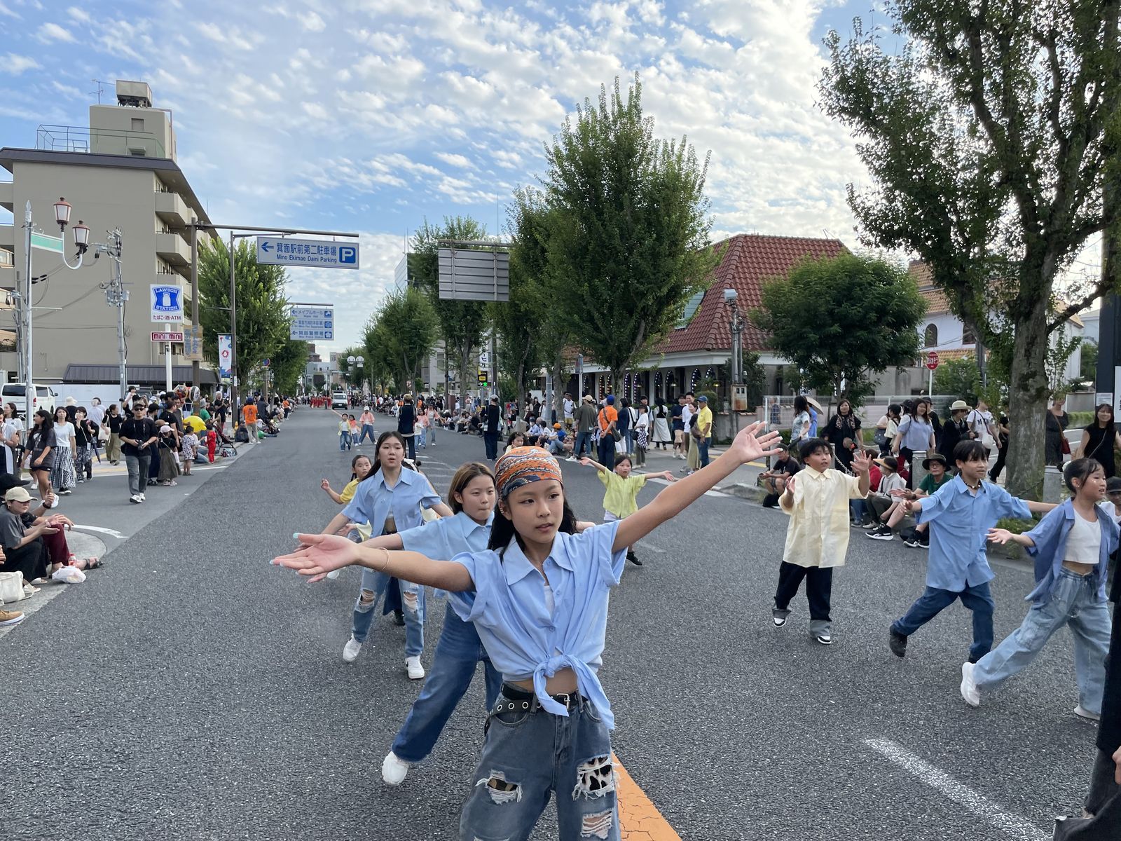 箕面まつりのパレードで踊るリディアダンスアカデミーの子どもたち