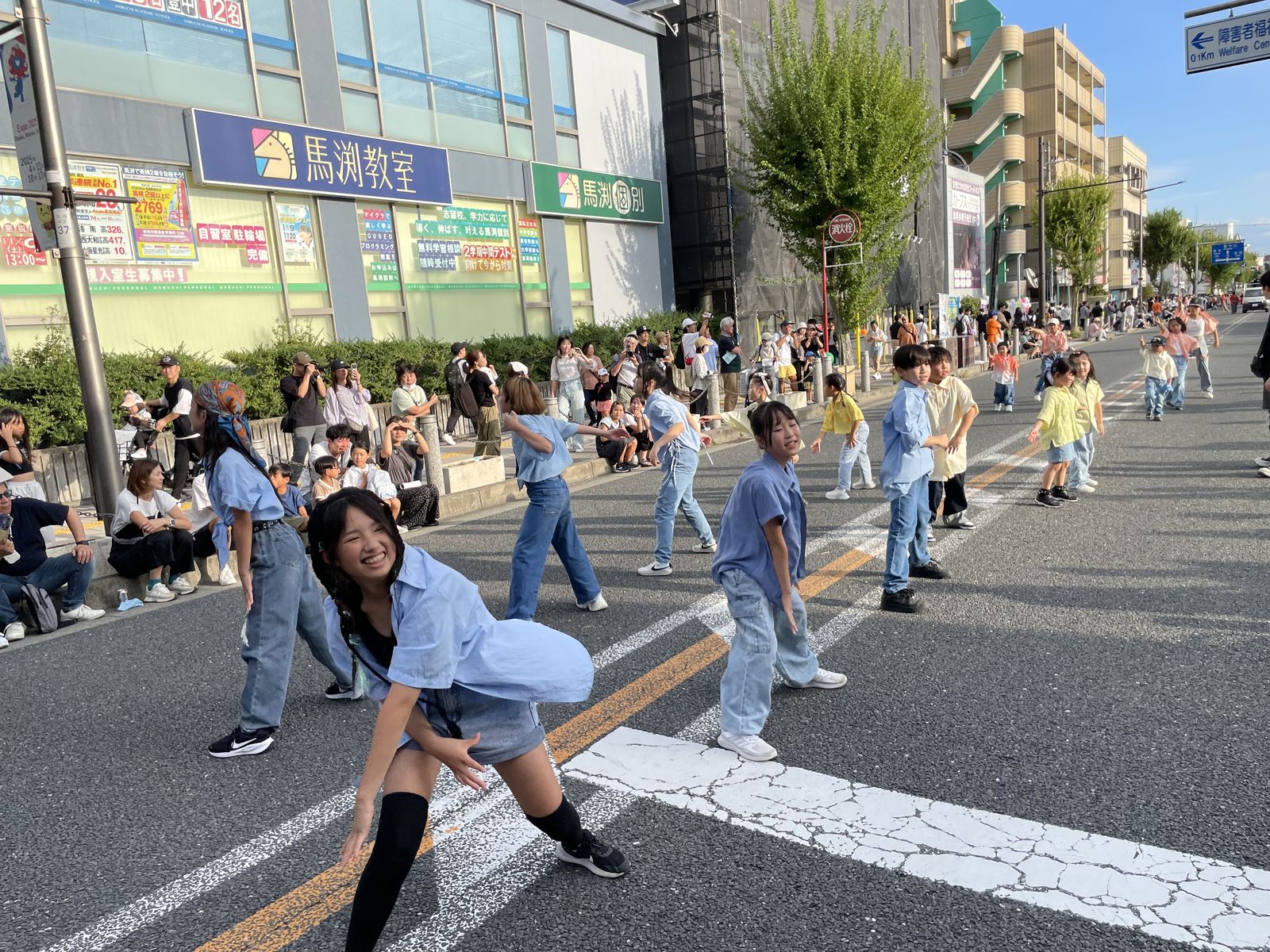 箕面まつりのパレードで踊るリディアダンスアカデミーの子どもたち