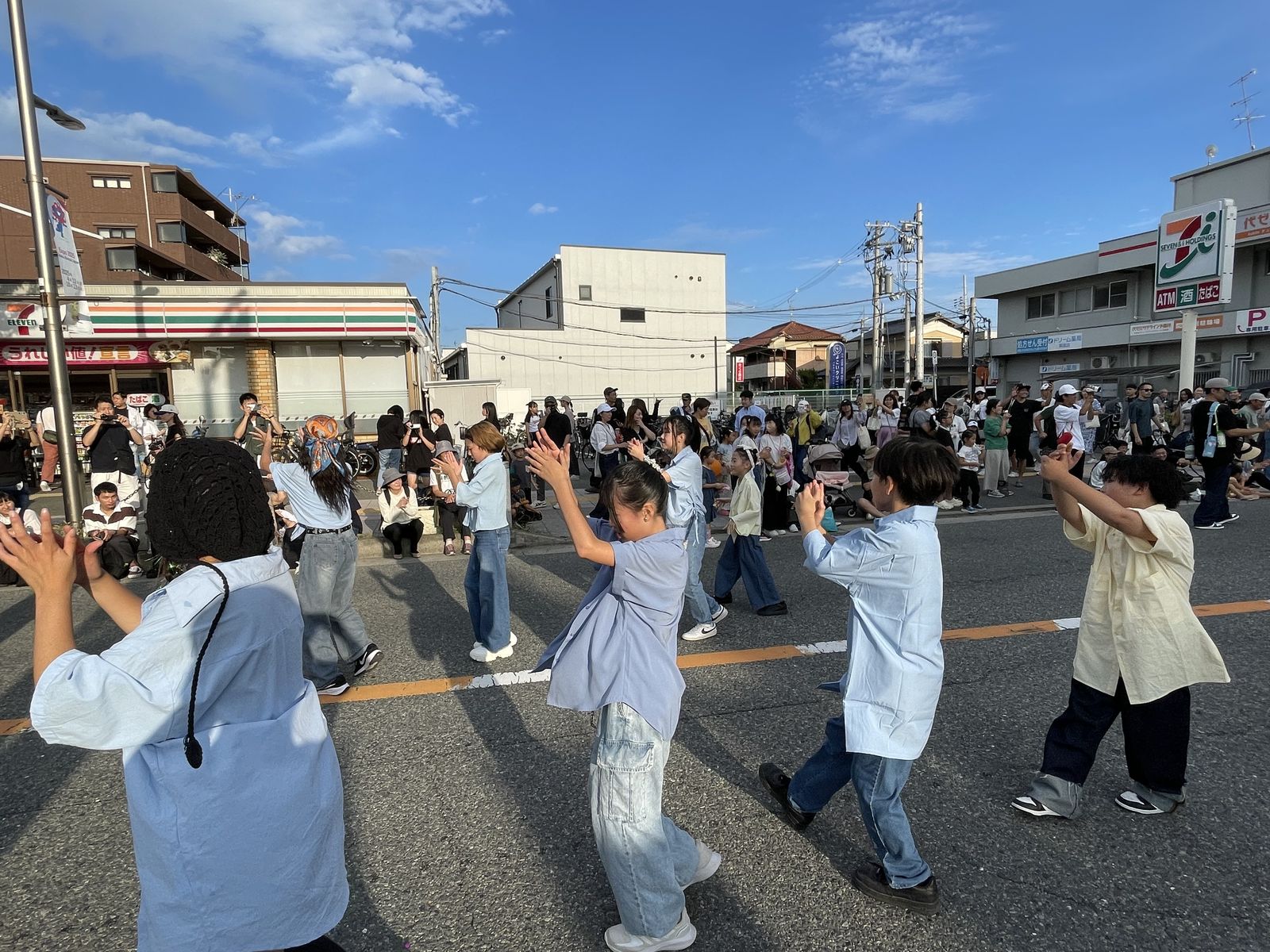 箕面まつりのパレードで踊るリディアダンスアカデミーの子どもたち