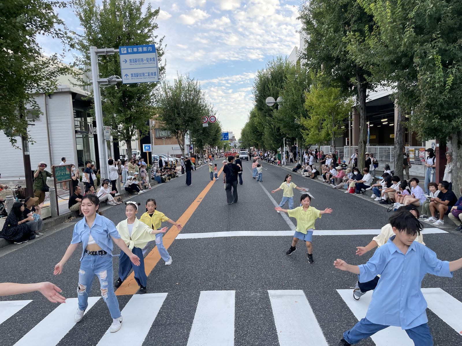 箕面まつりのパレードで踊るリディアダンスアカデミーの子どもたち