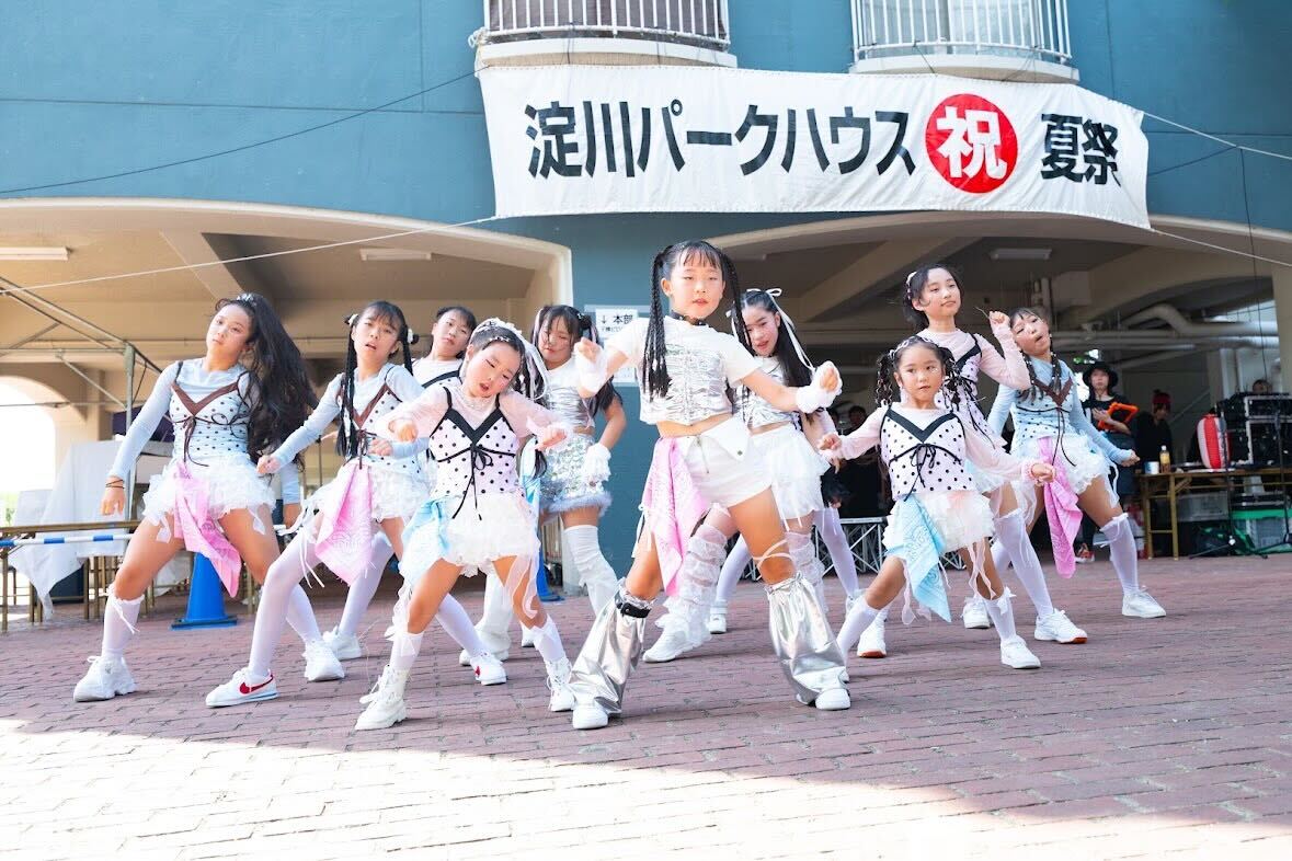 淀川パークハウス夏祭りのステージで踊るリディアの子どもたち