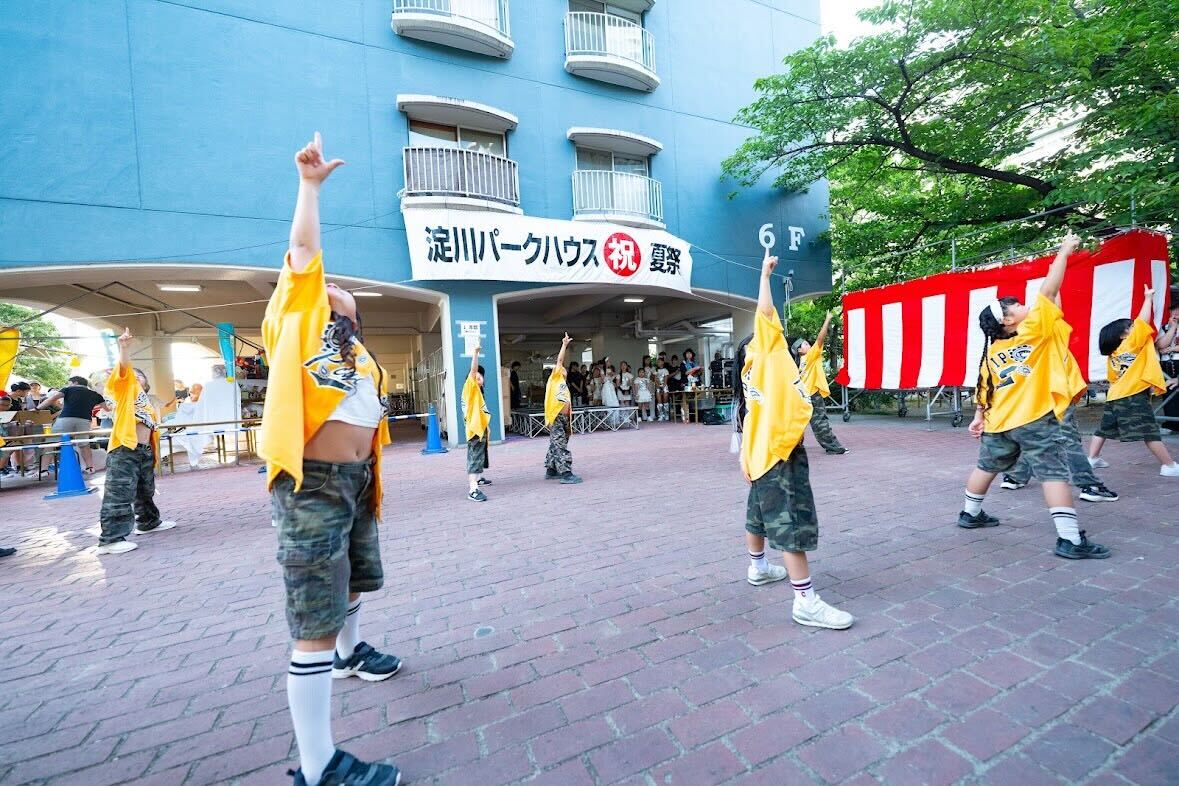 BONっとダンスで手を上げて踊る子どもたち
