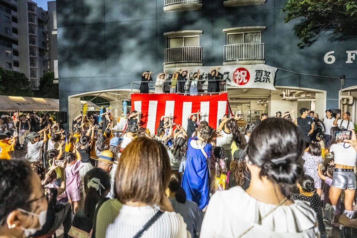 会場のみなさんと一緒に踊る盆踊りの様子