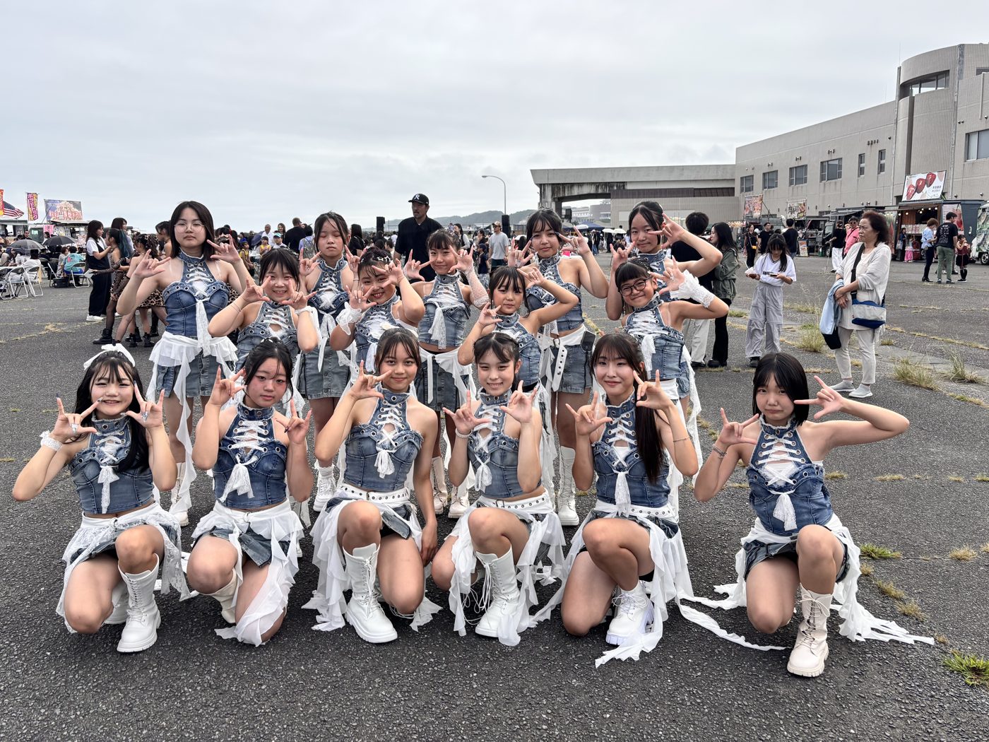 デニムの衣装でそろえたクラスの集合写真