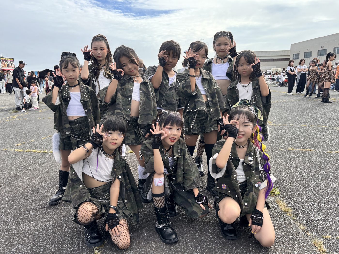 迷彩の衣装でそろえたクラスの集合写真