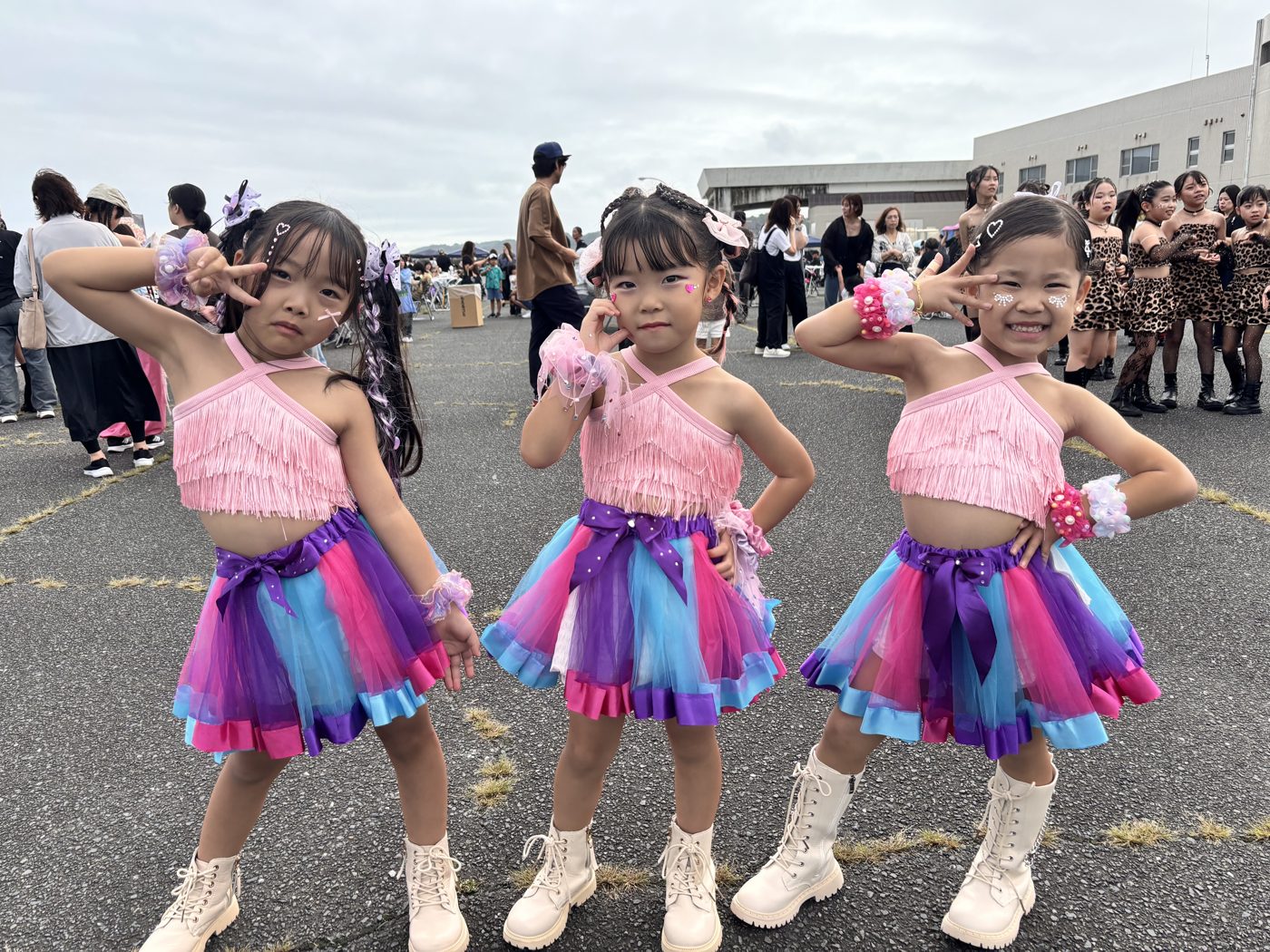 カラフルなチュチュを着たリトルクラスの子どもたち