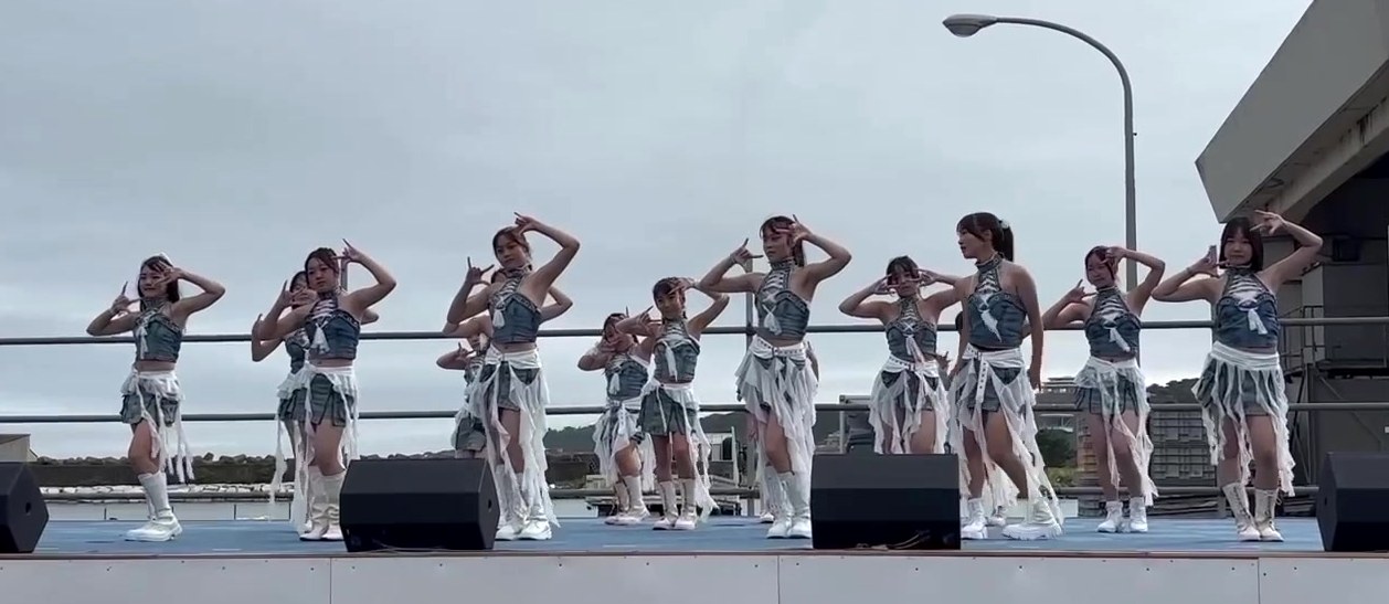 Mフェス2026の特設ステージで隊形をそろえて踊るキッズ＆一般クラス
