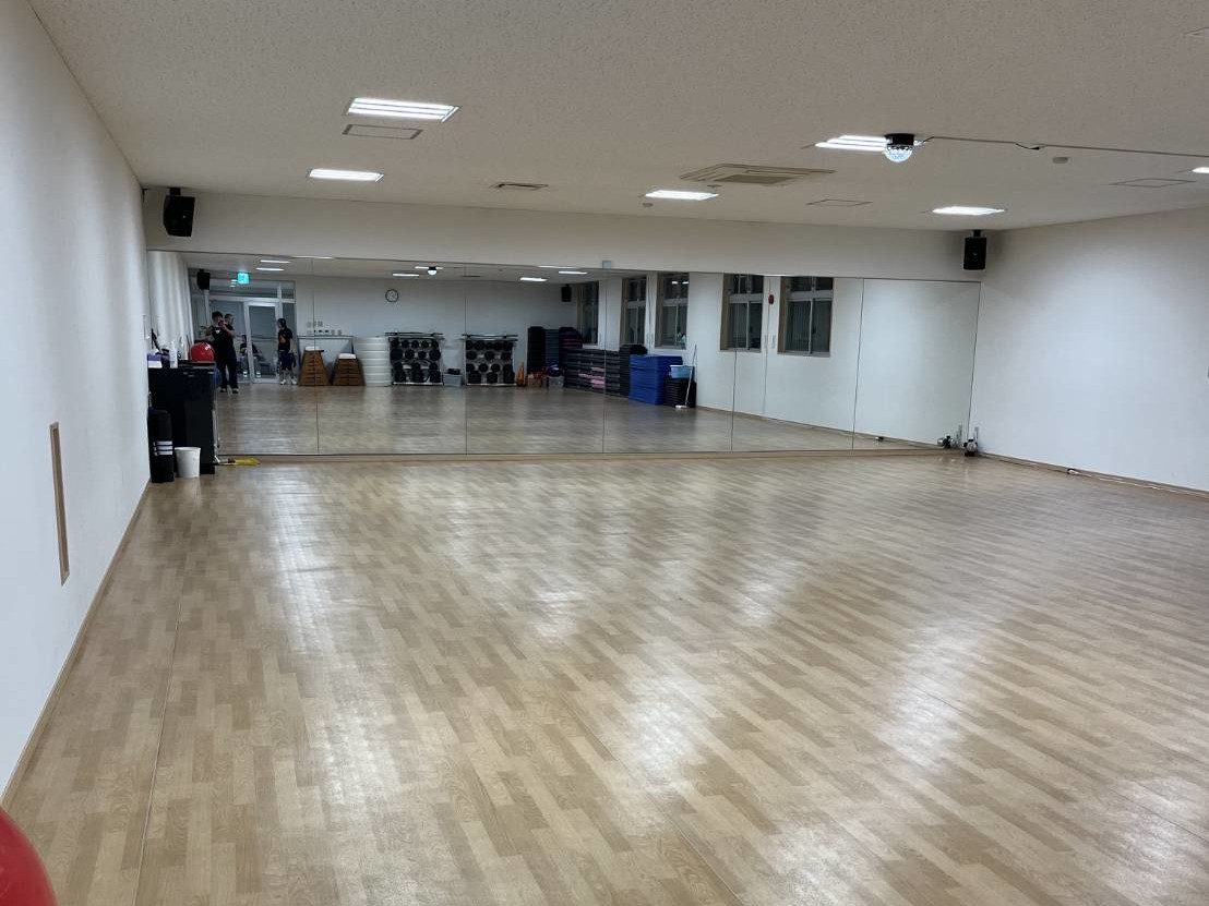 リディアダンスアカデミー八戸校のスタジオ内観