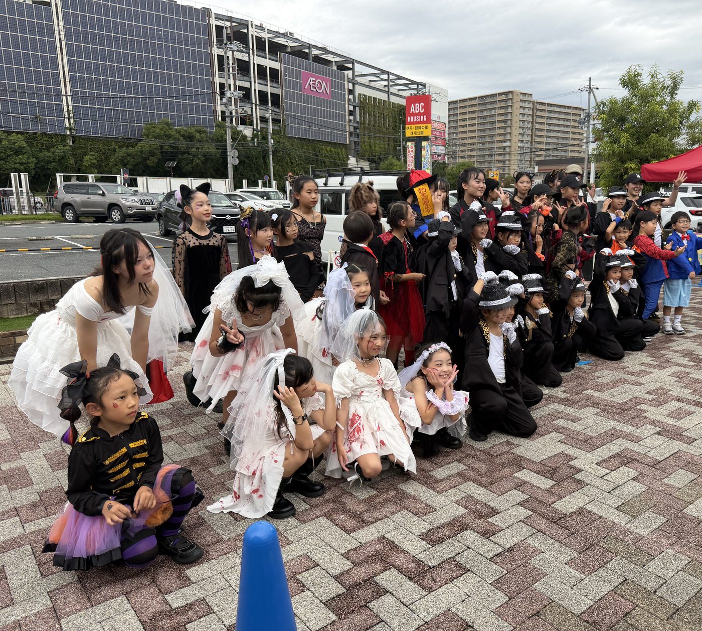 ハロウィンダンスステージに出演したリディアの生徒たちの集合写真