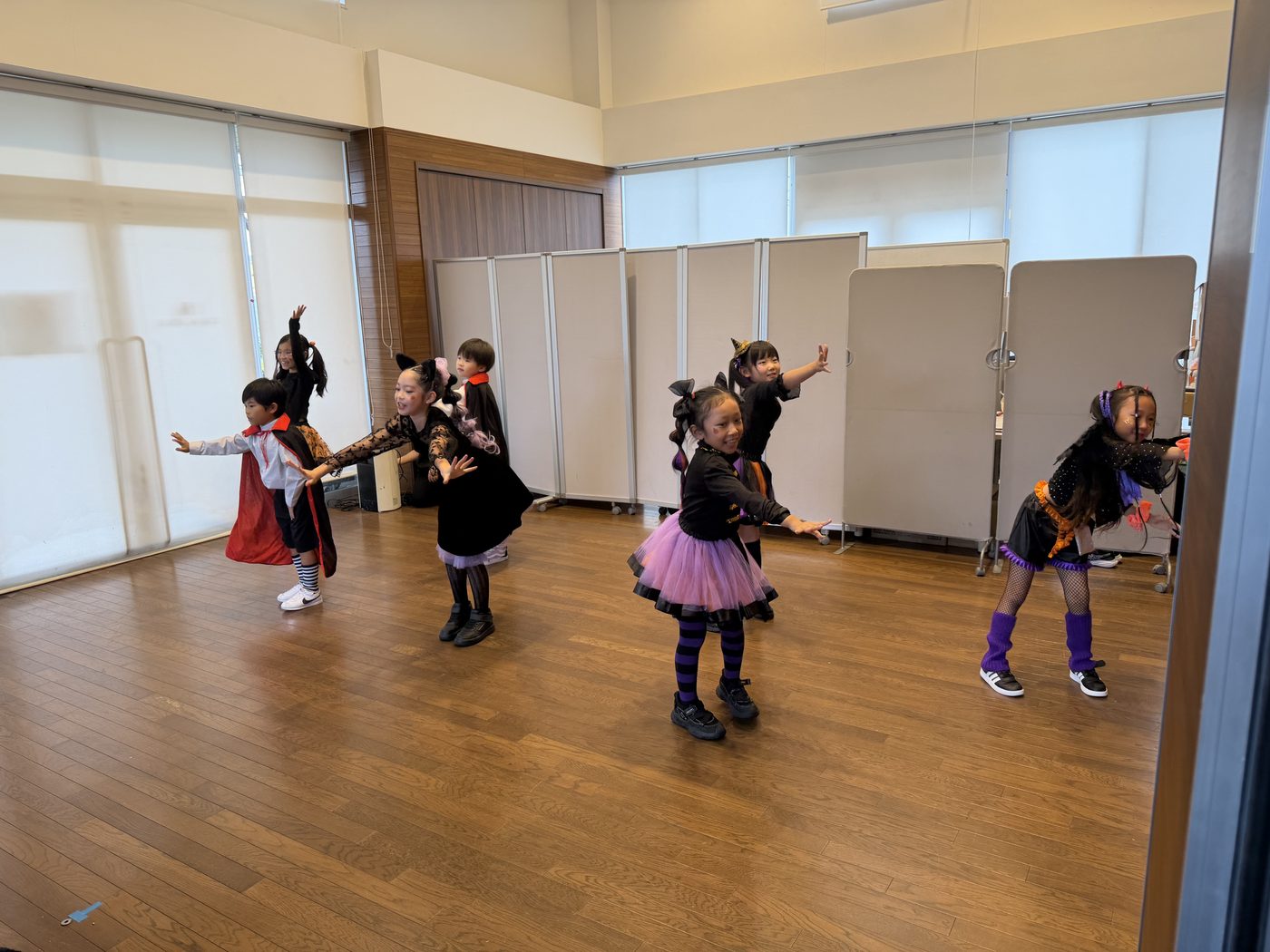 第1部の屋内ステージでネコ耳やマントのハロウィン衣装で踊る生徒たち