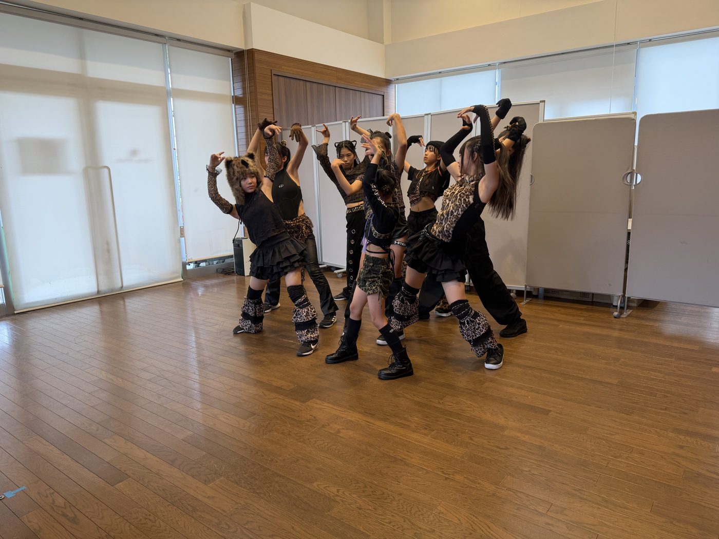 第1部の屋内ステージで黒い衣装で踊る生徒たち