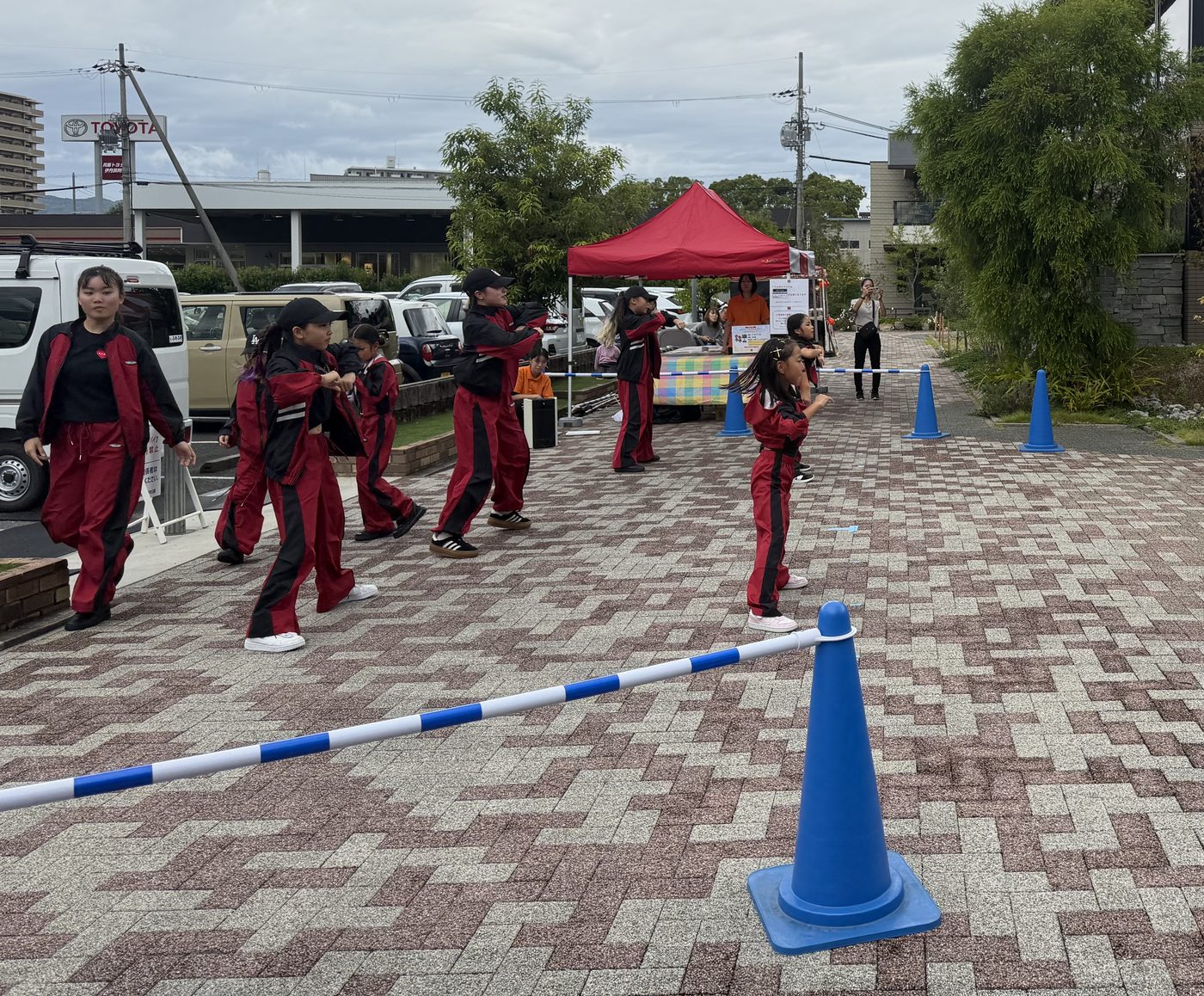 第2部の外のステージで赤いジャージの衣装で踊る生徒たち