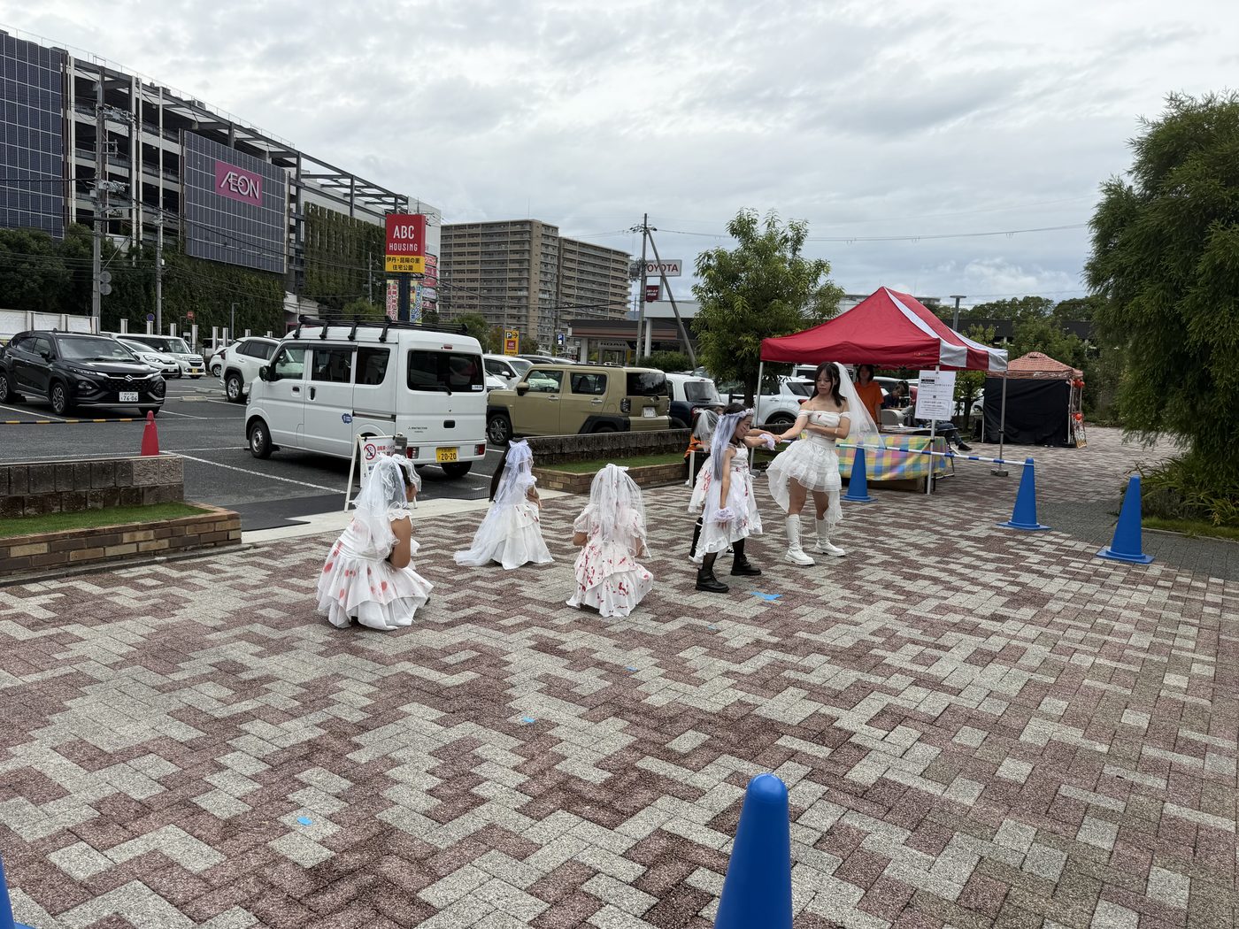 第2部の外のステージで白いドレスとベールの衣装で踊る生徒たち
