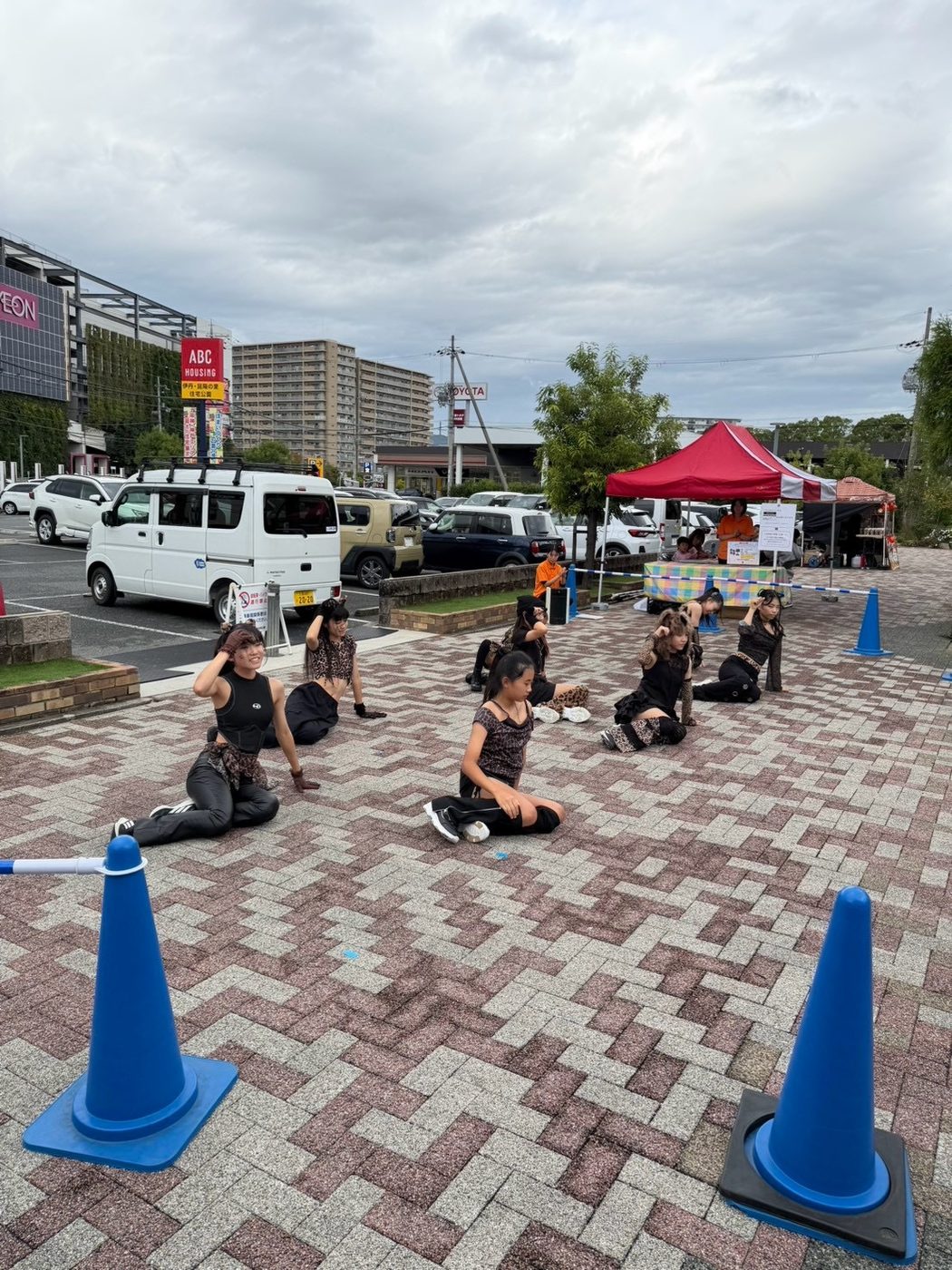 第2部の外のステージで座って踊る生徒たち