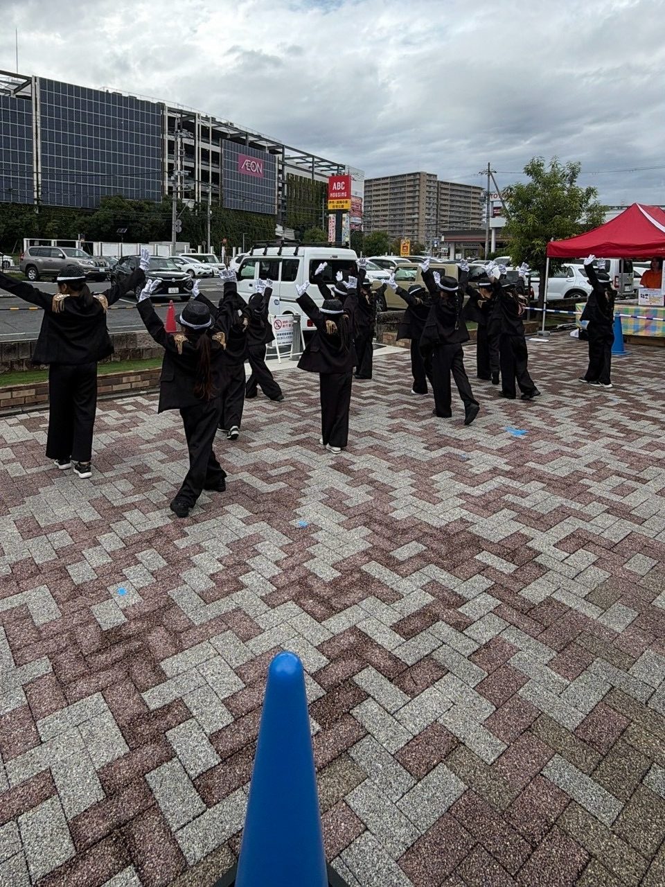 第2部の外のステージで黒い衣装で踊る生徒たち