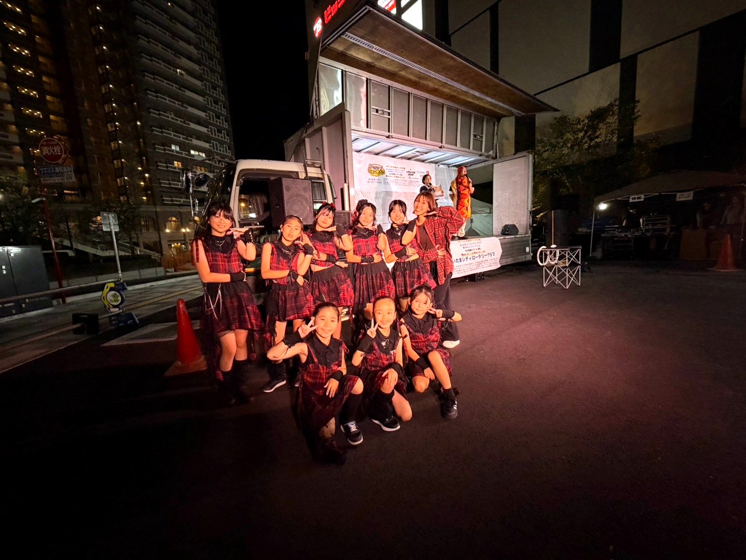 ステージの前で集合写真を撮る武蔵浦和校K-POPクラスの生徒たち